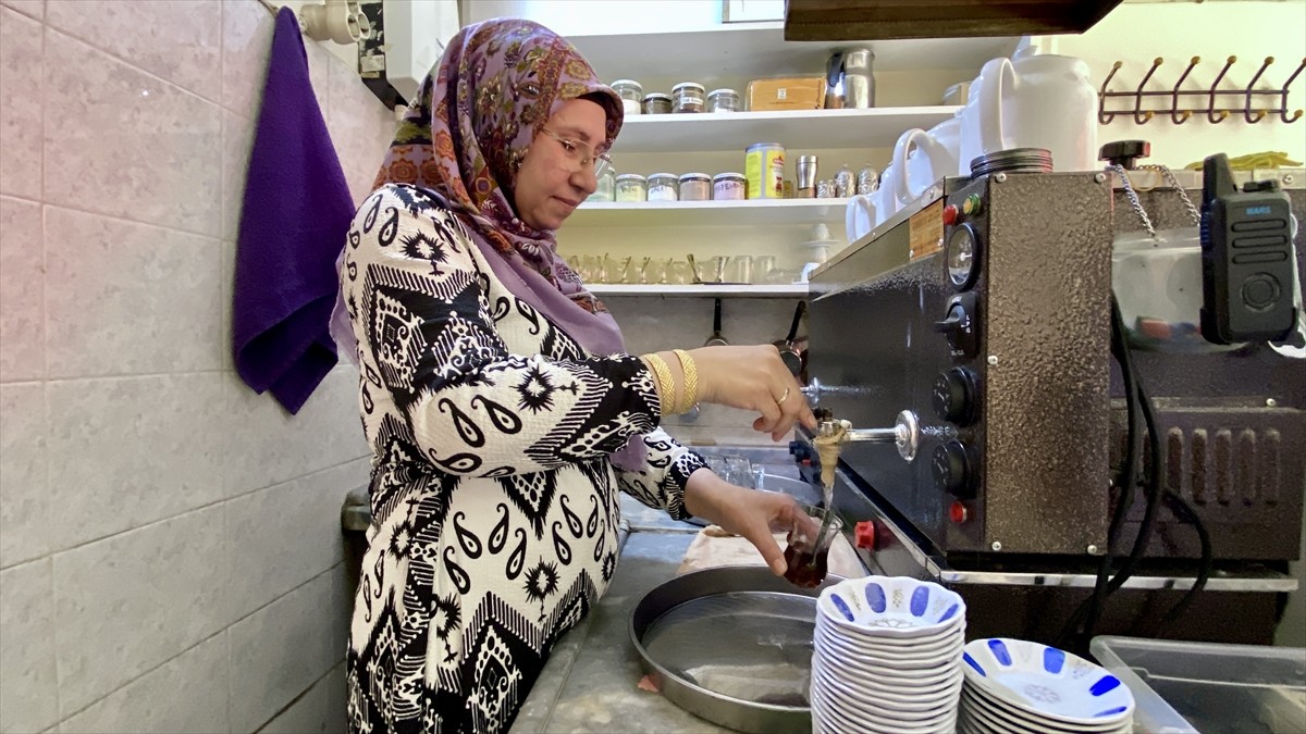 Kastamonu'nun Taşköprü ilçesinde yaşayan 46 yaşındaki Dilber Genç, çay ocağı işletiyor. Tarihi...