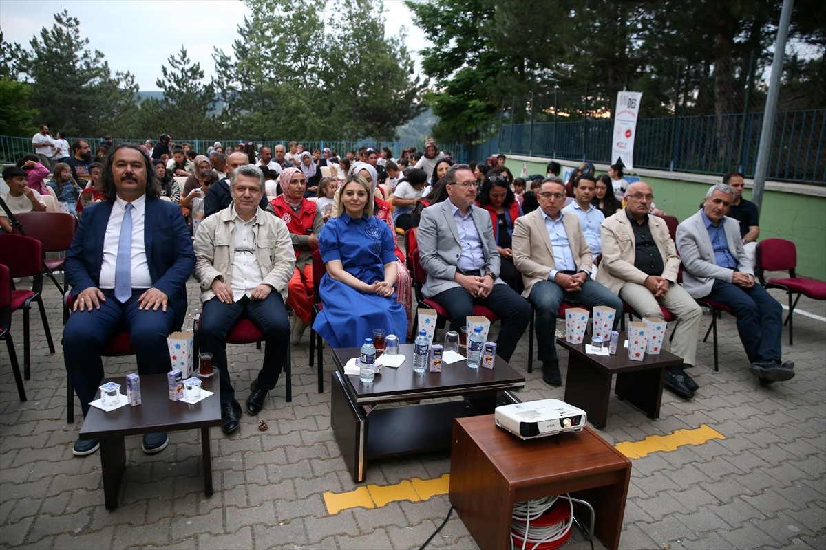 Kastamonu Üniversitesi öğrencilerinden oluşan "Belki de Sensin Topluluğu" üyeleri, bir okulun...