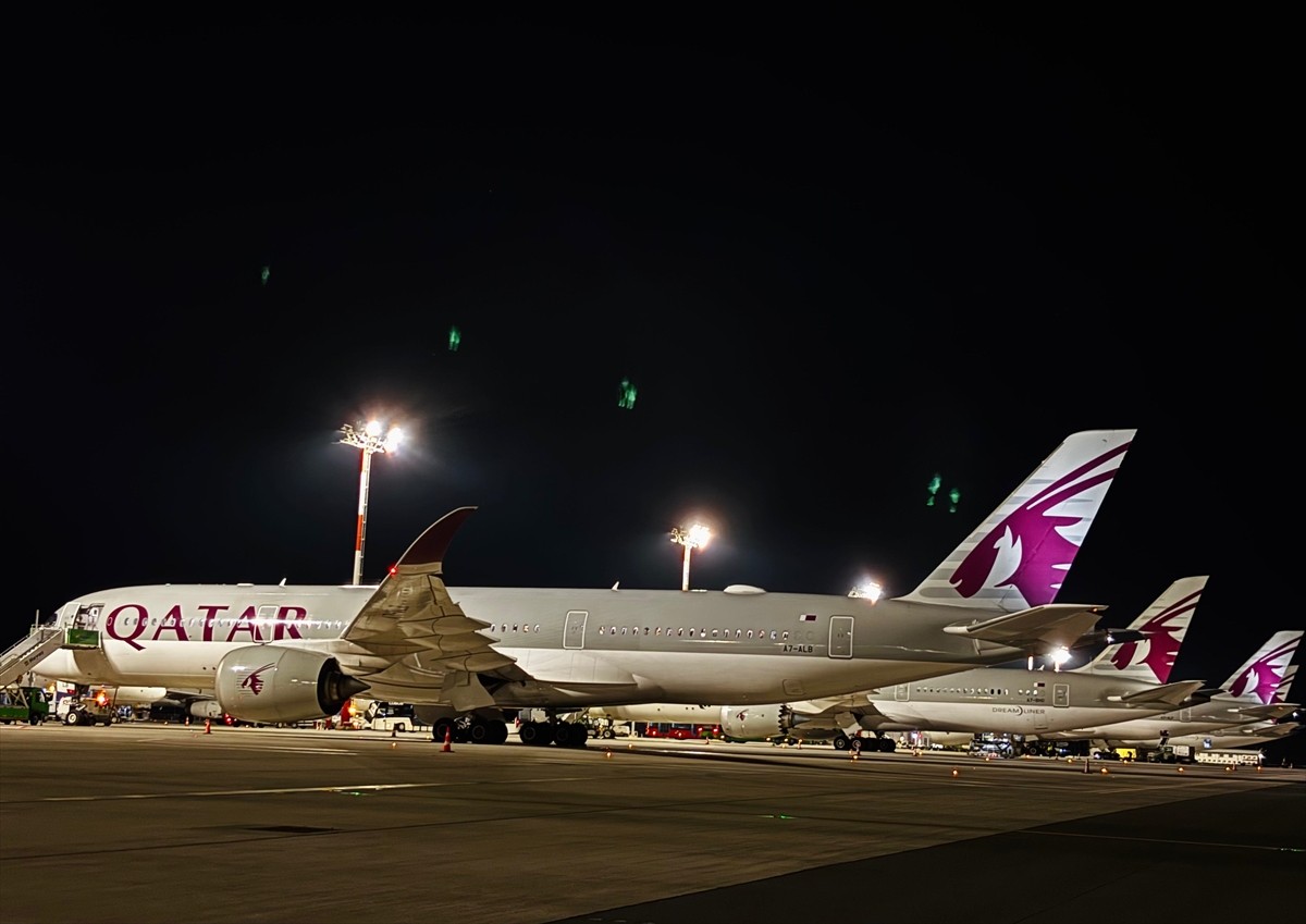 Katar'ın hava sahasını kapatma kararının ardından ülkenin bayrak taşıyıcı hava yolu şirketi Katar...