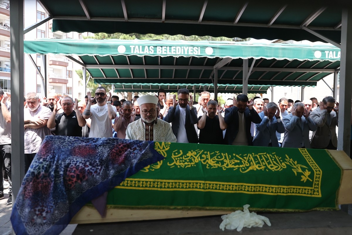 Kayseri'de Kırım Kongo Kanamalı Ateşi (KKKA) şüphesiyle tedavi gören 39 yaşındaki 3 çocuk annesi...