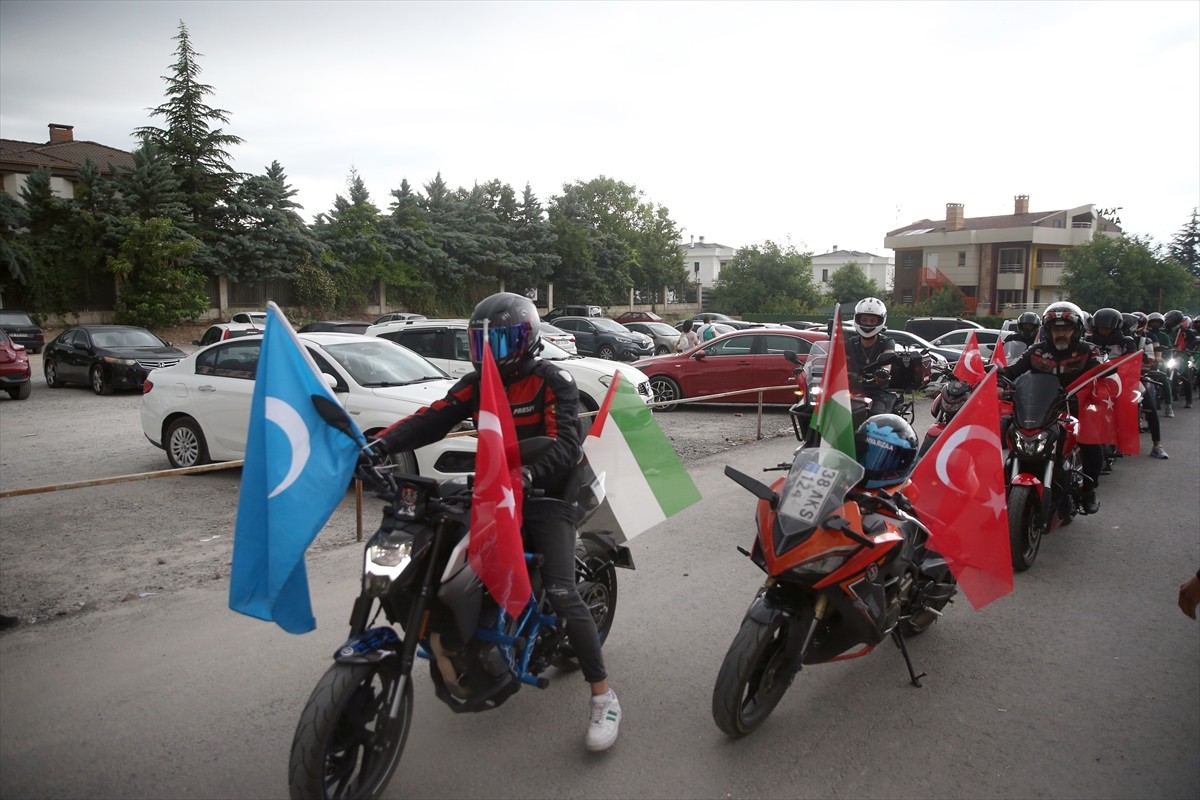 Kayseri'de motosiklet grubu, İsrail'in Gazze'ye yönelik saldırılarını protesto etmek ve zulme...