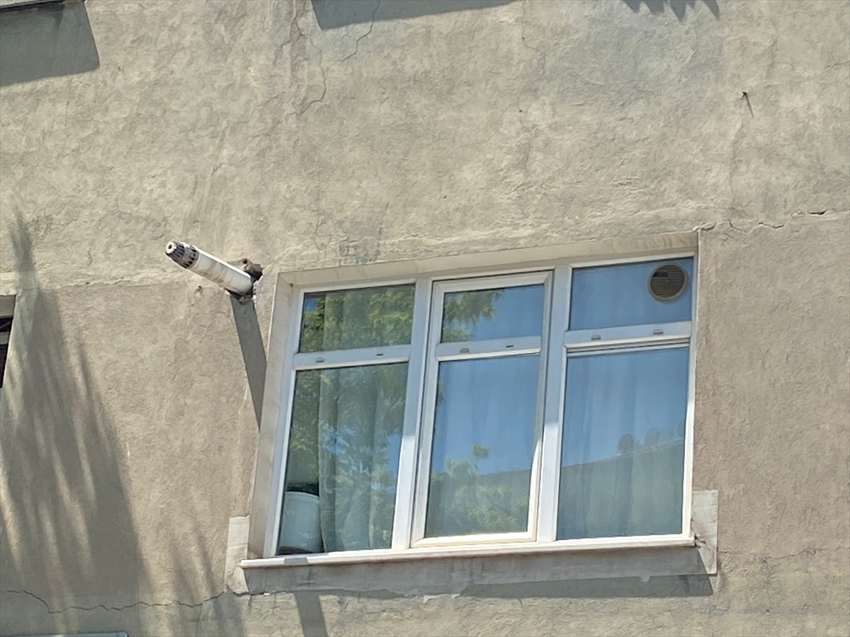 Kayseri'nin Kocasinan ilçesinde birinci kattaki pencereden düşen 6 yaşındaki yabancı uyruklu çocuk...