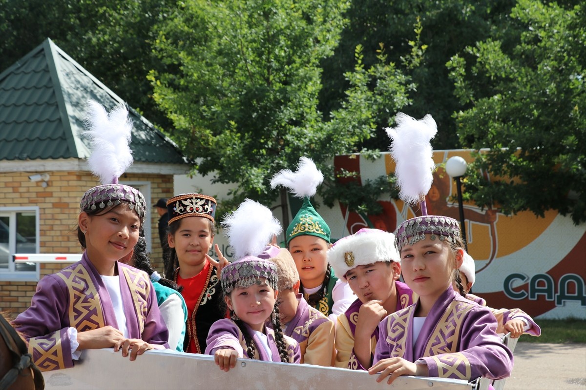 Kazakistan'da, at sütünden üretilen geleneksel içecek kımız için festival düzenlendi. Başkent...