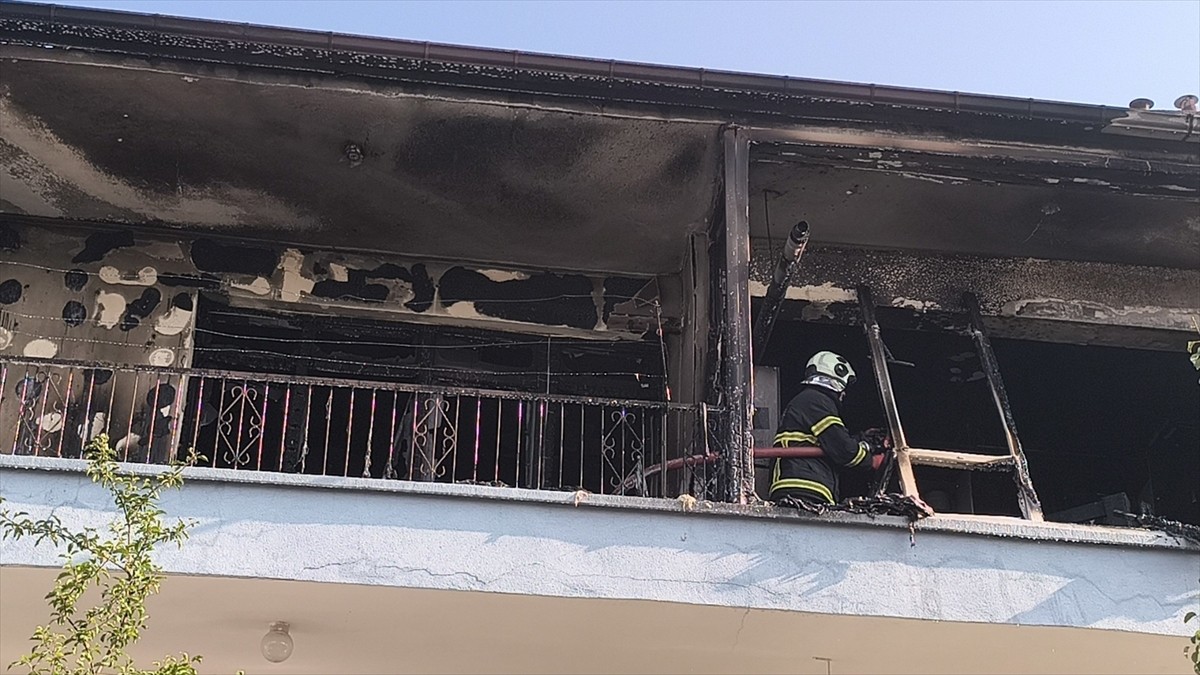 Kırıkkale'de 3 katlı apartmanda çıkan yangında 1 kişi dumandan etkilendi. İtfaiye ekiplerinin...