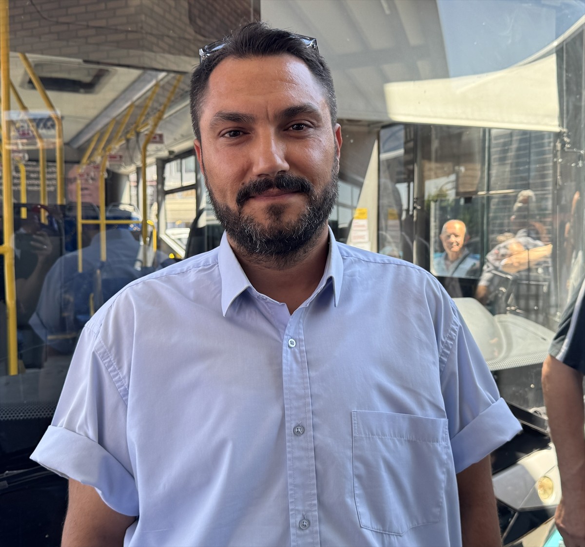 Kırıkkale'de belediye otobüsü şoförü, araçta rahatsızlanan yolcuyu hastaneye ulaştırdı. Otobüs...