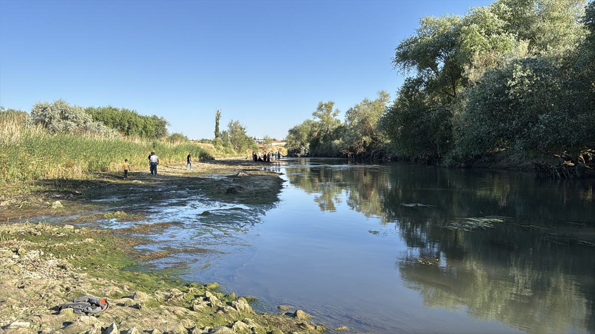 Kırıkkale'nin Yahşihan ilçesinde serinlemek için Kızılırmak'a giren Suriye uyruklu çocuk...
