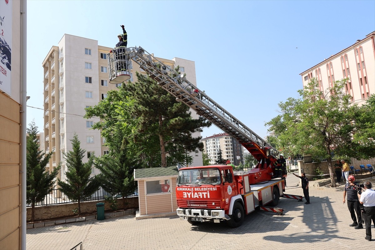 Kırıkkale Şehit Ali Tonga Kız Mesleki ve Teknik Anadolu Lisesi'nde yangın ve tahliye tatbikatı...