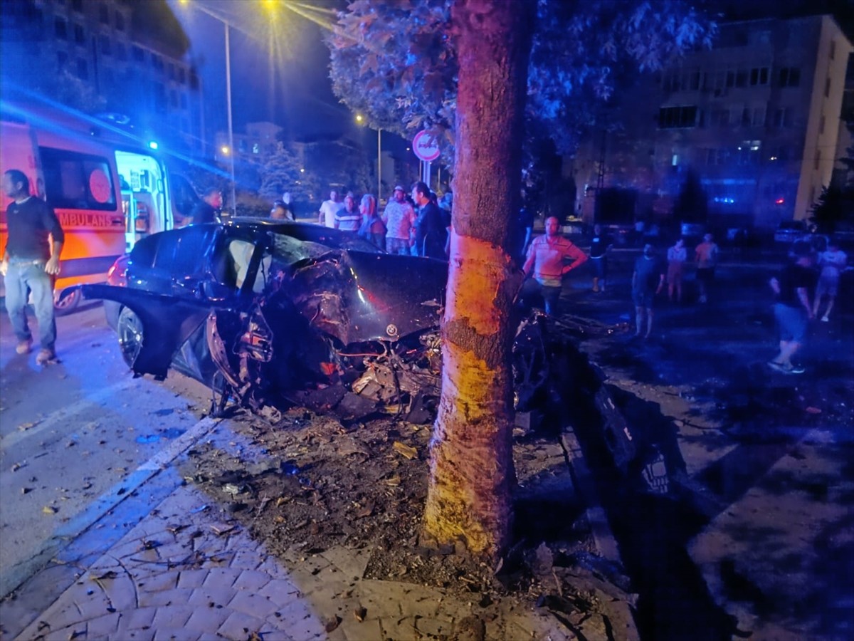 Kırklareli'nde otomobilin ağaca çarpması sonucu 1 kişi öldü, 1 kişi yaralandı. İhbar üzerine...