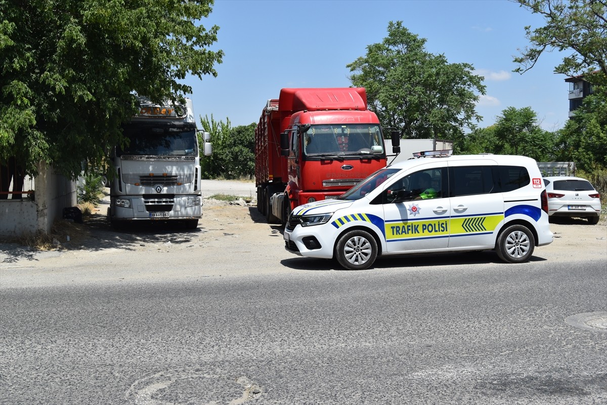 Kırklareli'nin Lüleburgaz ilçesinde tır parkı dışında araçlarını park eden 7 sürücüye 993'er lira...