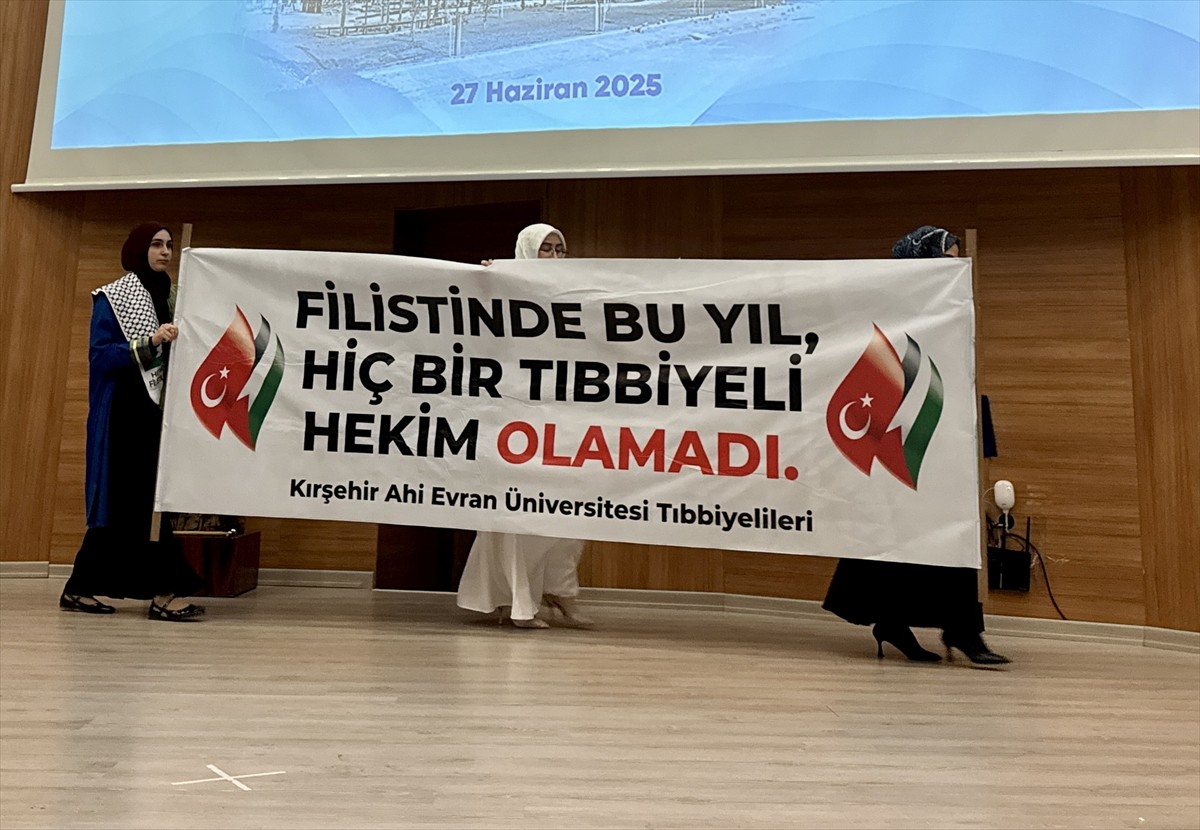 Kırşehir Ahi Evran Üniversitesi (KAEÜ) Tıp Fakültesi mezuniyet töreninde okulu başarıyla bitiren...