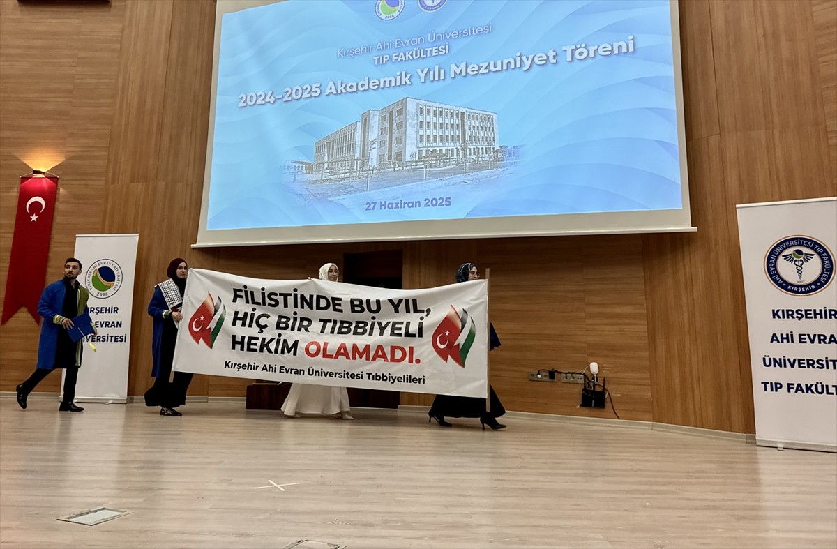Kırşehir Ahi Evran Üniversitesi (KAEÜ) Tıp Fakültesi mezuniyet töreninde okulu başarıyla bitiren...