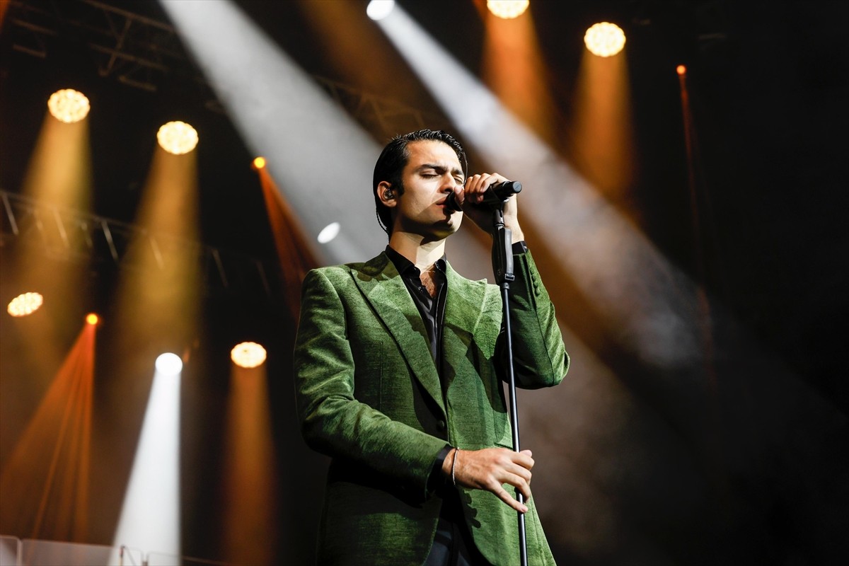  Klasik ve modern pop müziği bir araya getiren sanatçı Matteo Bocelli, "Summer Nights" turnesi...