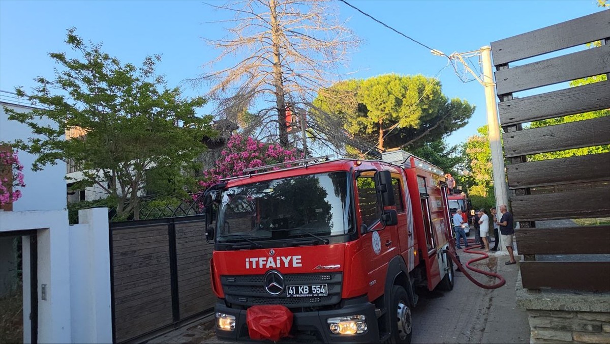 Kocaeli'nin Darıca ilçesinde 2 katlı müstakil evde çıkan yangın söndürüldü.