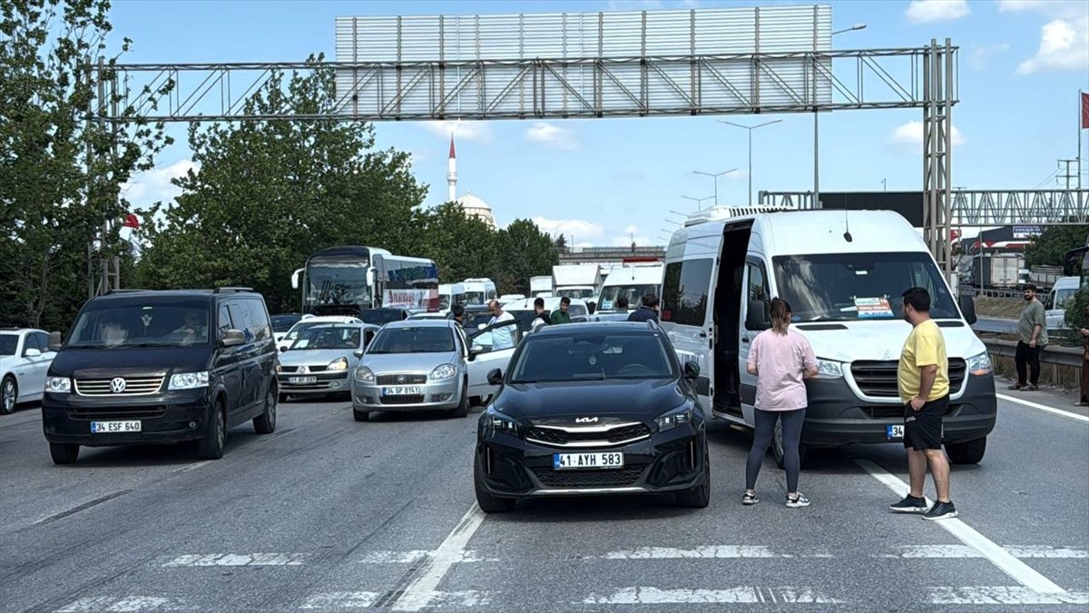 Kocaeli'nin Gebze ilçesinde 2 kişinin yaralandığı zincirleme trafik kazası nedeniyle D-100 kara...