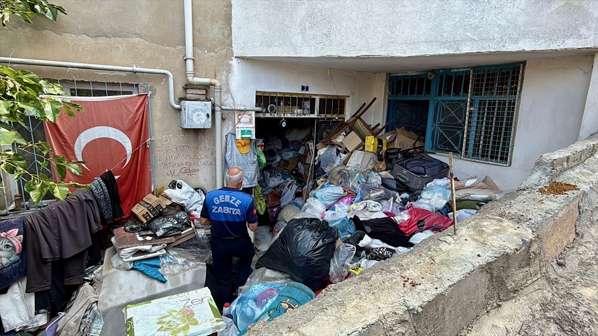 Kocaeli'nin Gebze ilçesinde bir binadaki dubleks daireden kamyonlarca çöp temizlendi. Adreste...