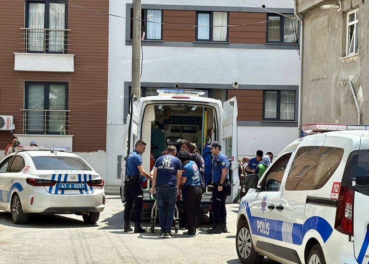 Kocaeli'nin Gebze ilçesinde çıkan kavgada 2 kişi bıçakla, olaya müdahale eden polis memuru düşerek...