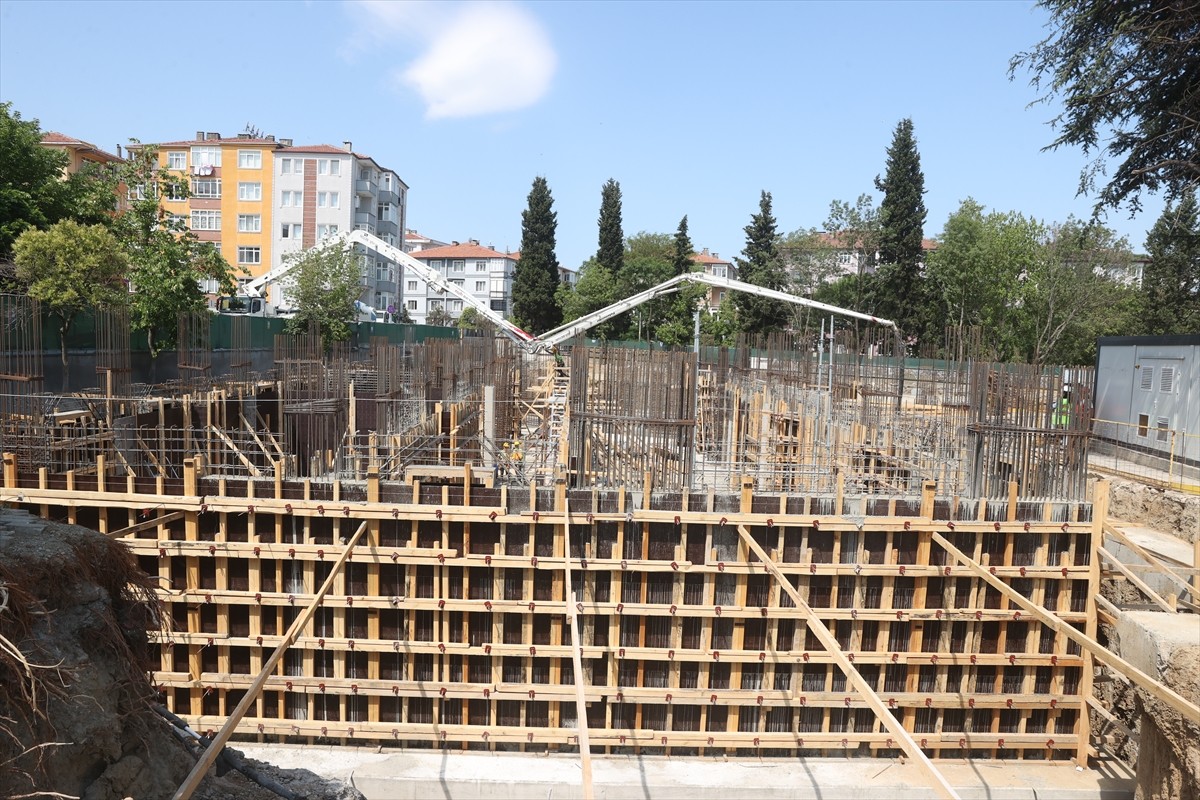 Kocaeli'nin Gölcük ilçesinde "Eğitime Yüzde 100 Destek" kampanyası kapsamında Ford Otosan...