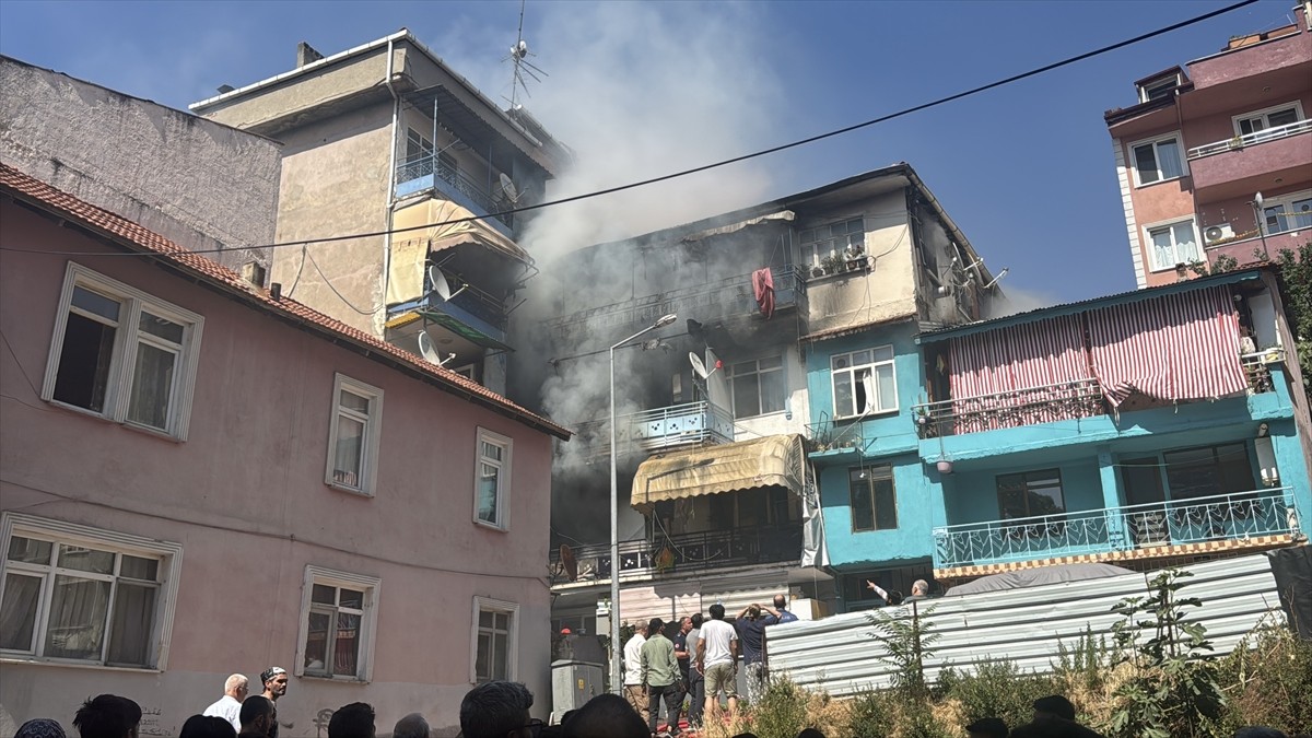 Kocaeli'nin İzmit ilçesinde 3 katlı apartmanda çıkan yangında mahsur kalan 3 kişi itfaiye...