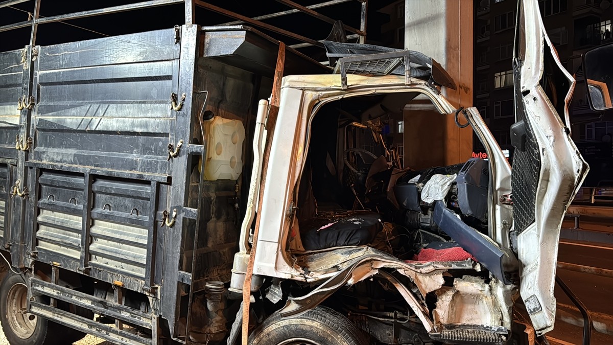 Kocaeli'nin İzmit ilçesinde yön tabelasına çarpan kamyonetin sürücüsü yaralandı. İhbar üzerine...