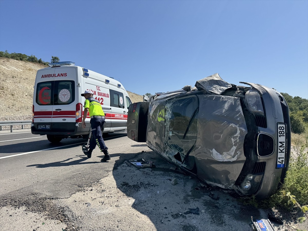 Kocaeli'nin Kandıra ilçesinde takla atan otomobildeki 3'ü çocuk 5 kişi, kazadan yara almadan...