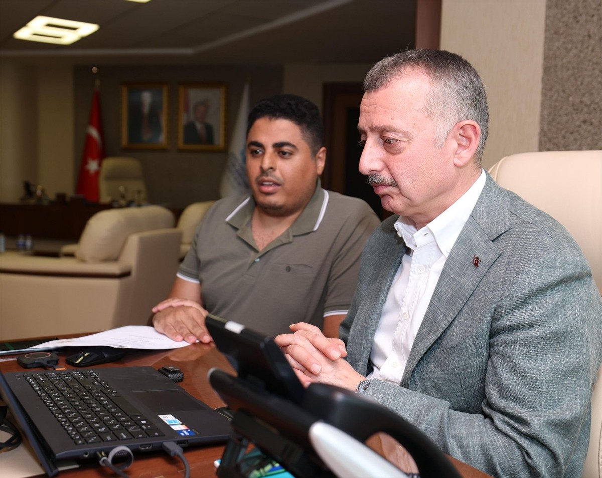 Kocaeli Büyükşehir Belediye Başkanı Tahir Büyükakın, Gazze Belediye Başkanı Yahya es-Serrac ile...