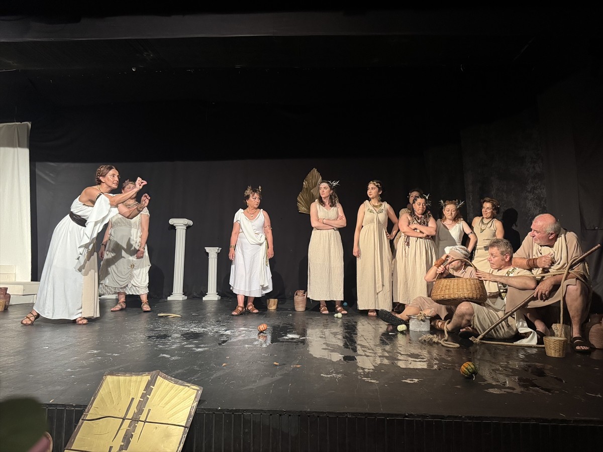 Kocaeli Doğa Spor Kulübü (KODOSK) Tiyatro Topluluğu, Antik Yunan yazar Aristophanes'in kaleme...