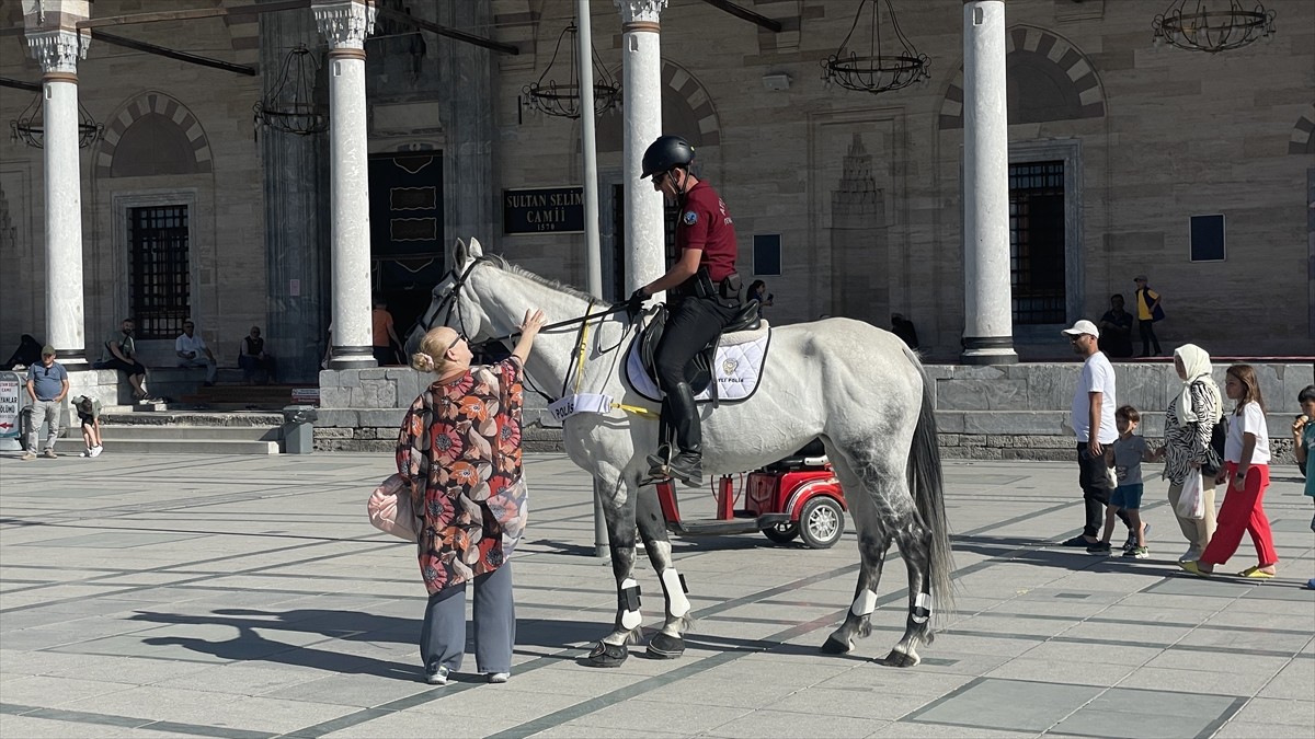 Konya'da cadde ve sokaklarda gezen atlı polisler vatandaşlardan ilgi gördü.