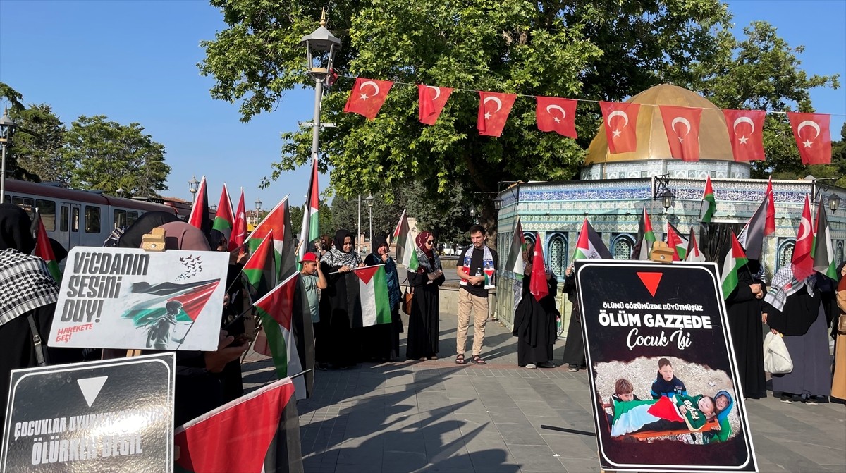 Konya'da kadınlar, İsrail'in Gazze'ye yönelik saldırılarını lanetlemek, Gazze Şeridi'nde insani...