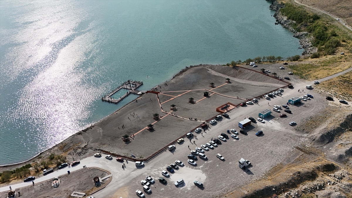 Konya'nın Karapınar ilçesinde bulunan Acıgöl, Kurban Bayramı tatilinde sıcak havadan bunalıp...