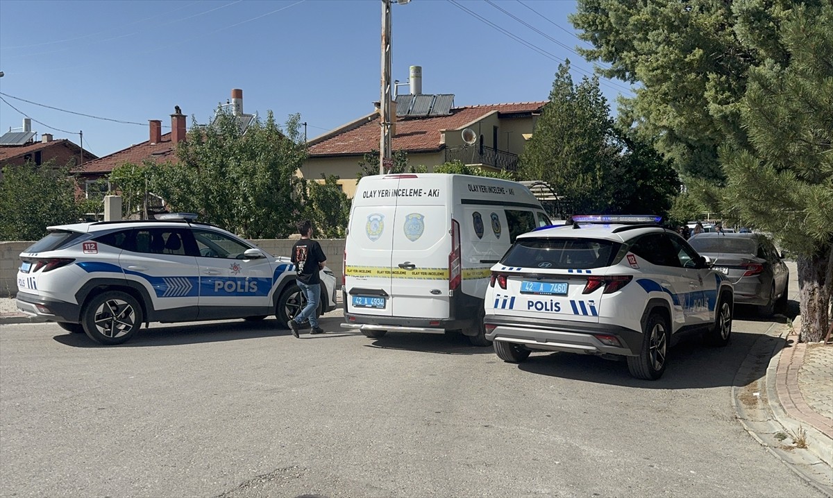 Konya'nın Meram ilçesinde bir kişi, annesiyle ablasını bıçakla yaralayıp intihara teşebbüs etti....