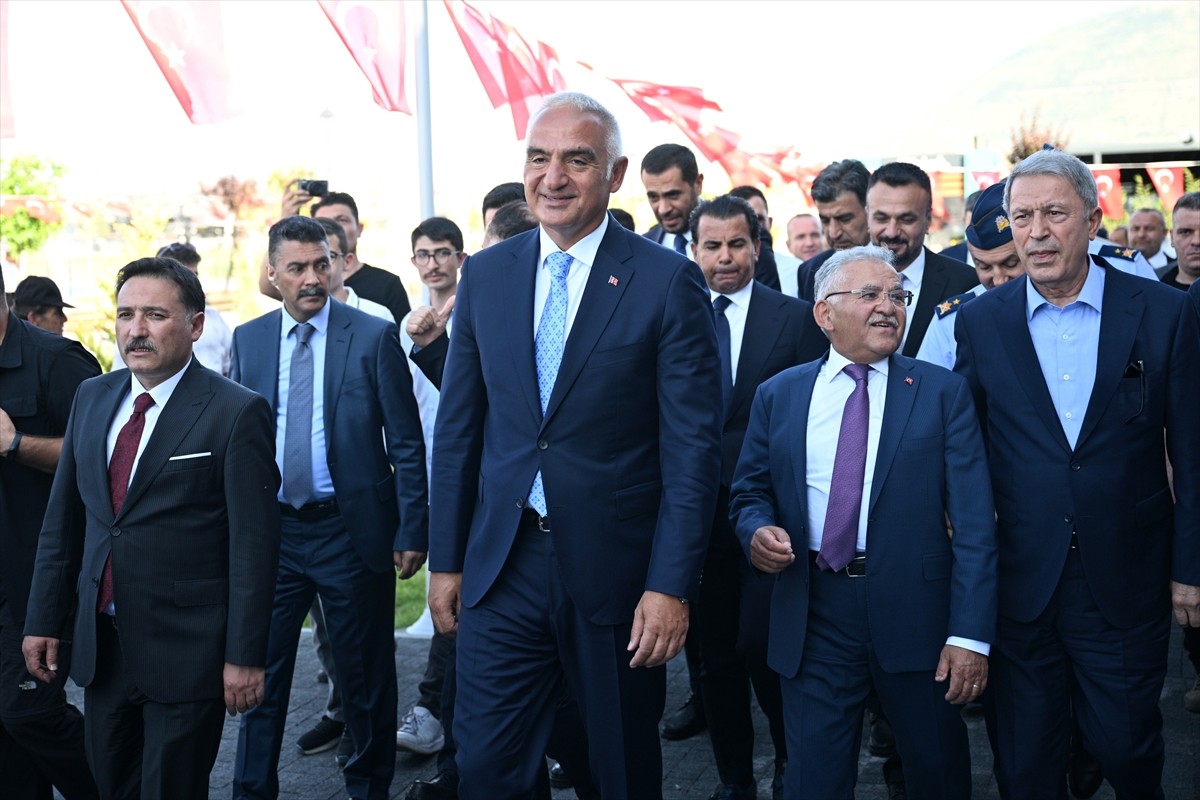 Kültür ve Turizm Bakanı Mehmet Nuri Ersoy (ortada), Kayseri'de Recep Tayyip Erdoğan Millet...
