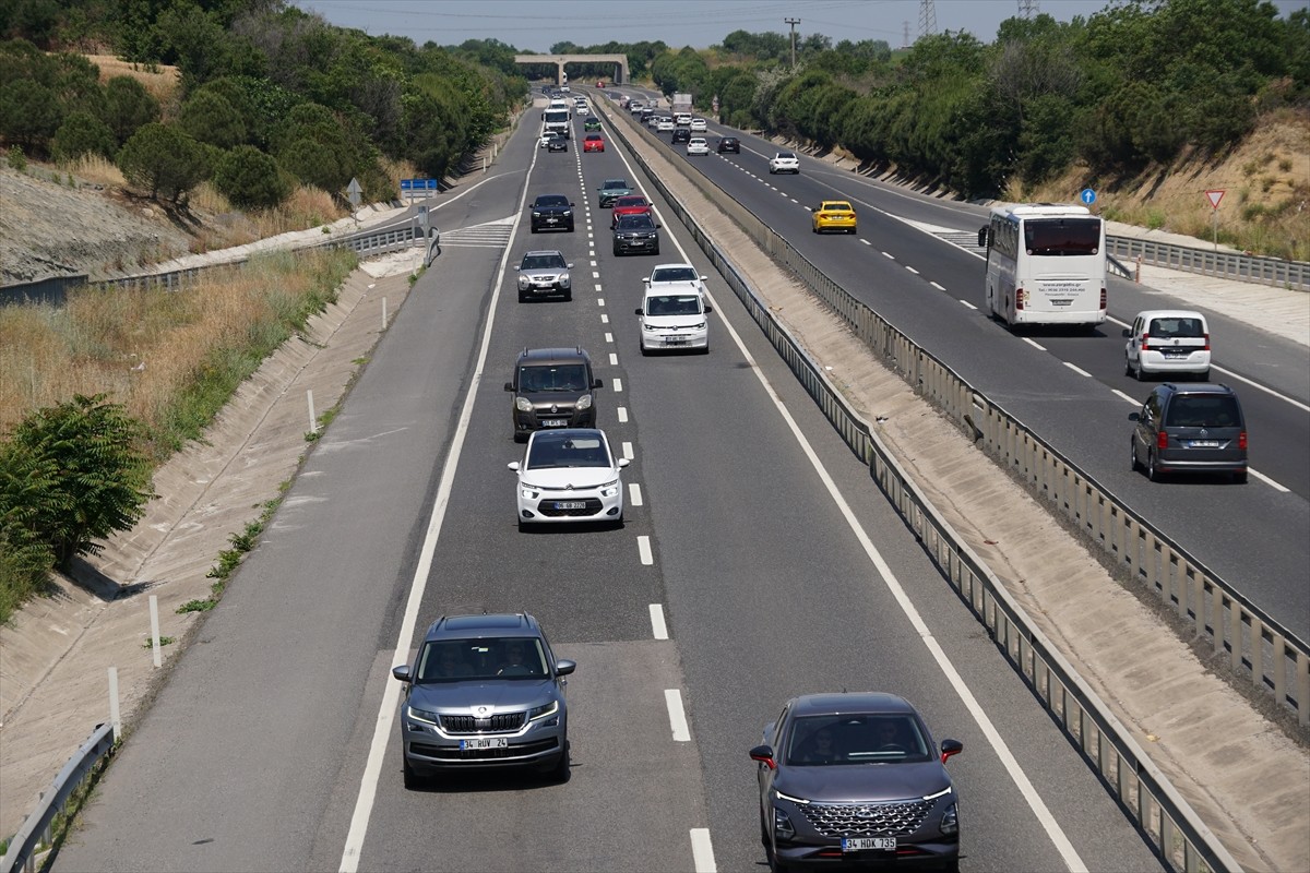 Kurban Bayramı'nı memleketlerinde ya da tatil beldelerinde geçirenlerin dönüşe geçmesiyle...