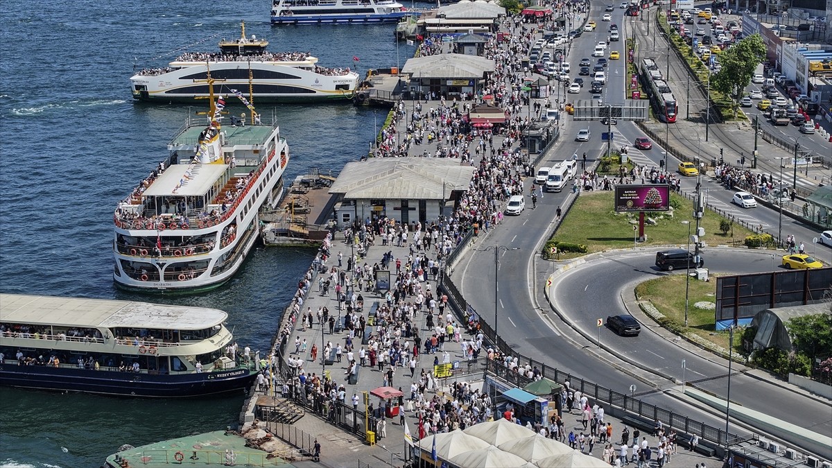 Kurban Bayramı'nın üçüncü gününde kentin tarihi ve turistik yerlerini gezen ziyaretçiler, tarihi...