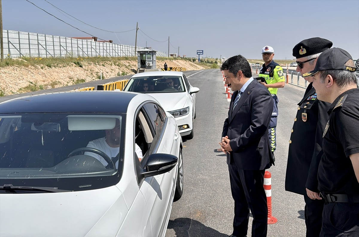 Kurban Bayramı öncesi trafik yoğunluğu yaşanan Ankara-Kayseri kara yolunun Kırşehir aksında trafik...