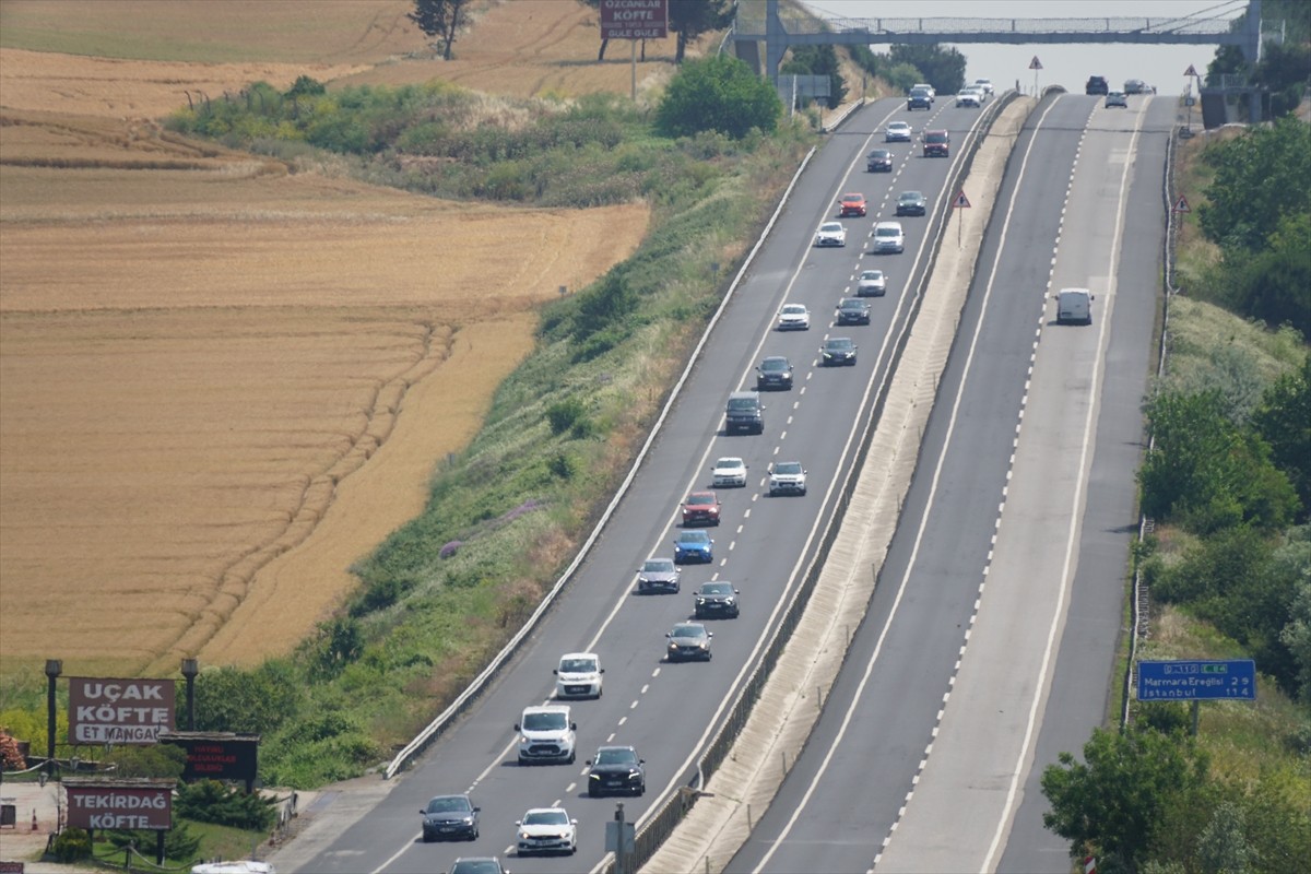 Kurban Bayramı tatili dolayısıyla İstanbul-Tekirdağ kara yolunda trafik yoğunluğu...