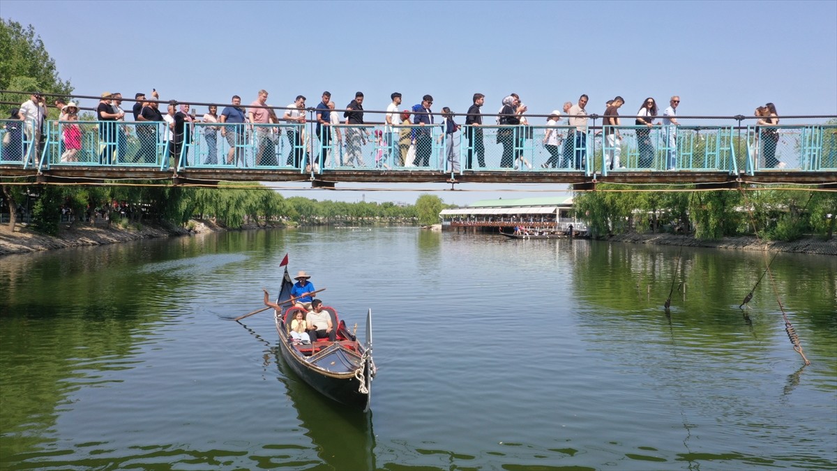 Kurban Bayramı tatili için Kapadokya'yı tercih eden yerli turistler, bölgede yoğunluk oluşturdu....
