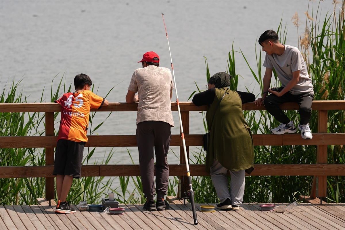Kurban Bayramı tatilini Ankara'da geçirenler, güzel havayı Mogan Gölü ve çevresine giderek...