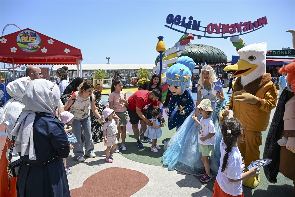 Kurban Bayramı tatilini fırsat bilen aileler, kentteki eğlence parklarına gelerek çocuklarıyla...