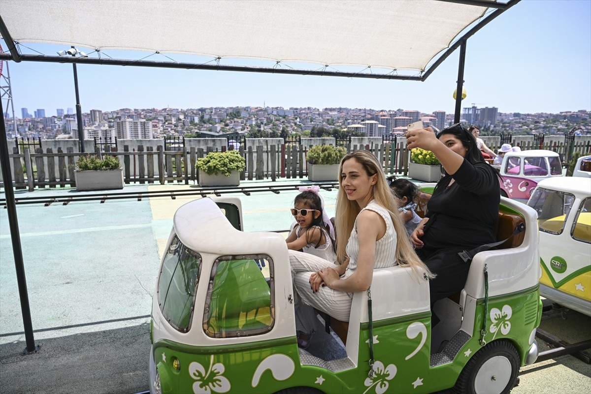 Kurban Bayramı tatilini fırsat bilen aileler, kentteki eğlence parklarına gelerek çocuklarıyla...