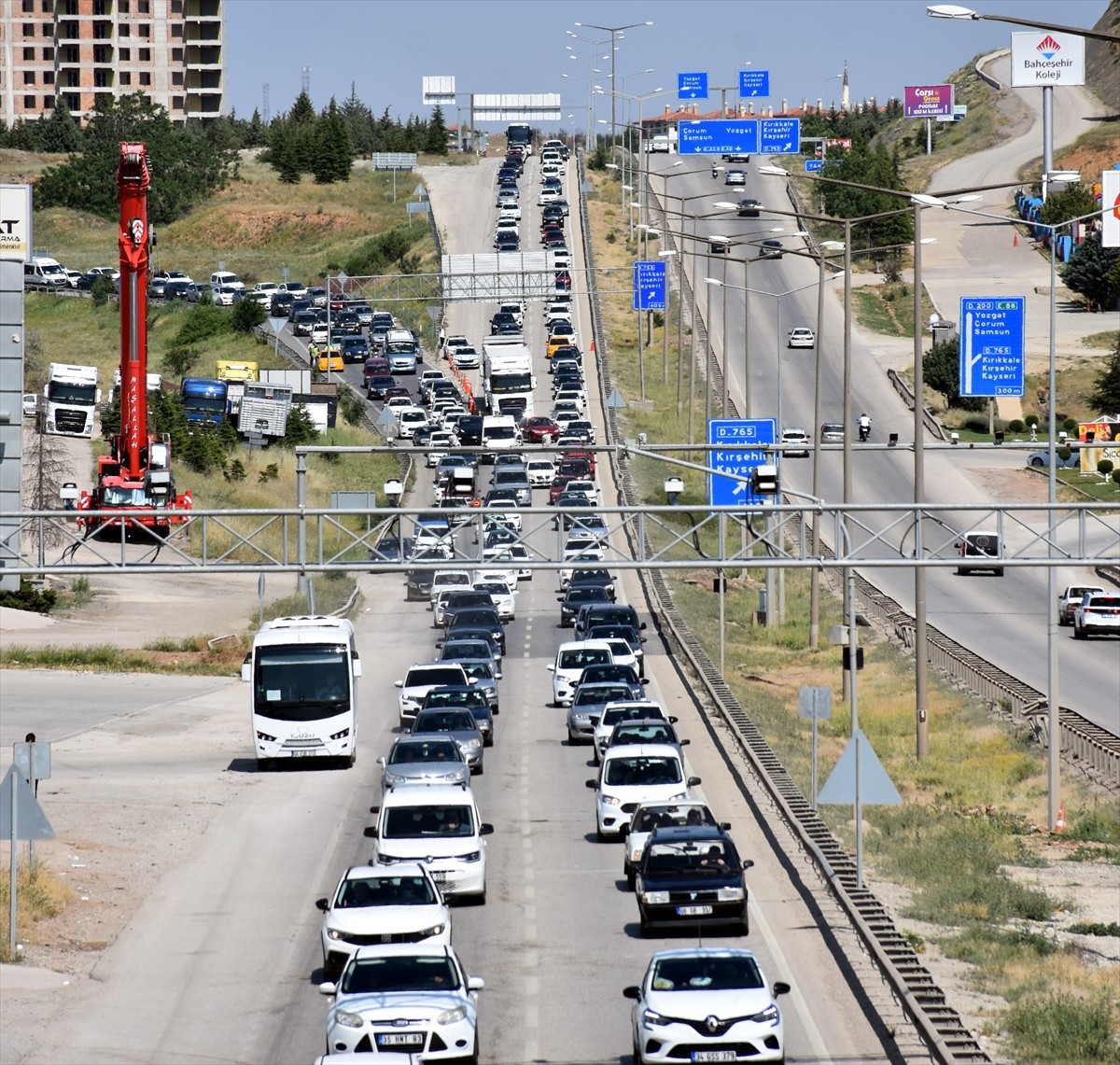 Kurban Bayramı tatilini memleketlerinde geçiren vatandaşlar, dönüş yolculuğunda kilit kavşak...