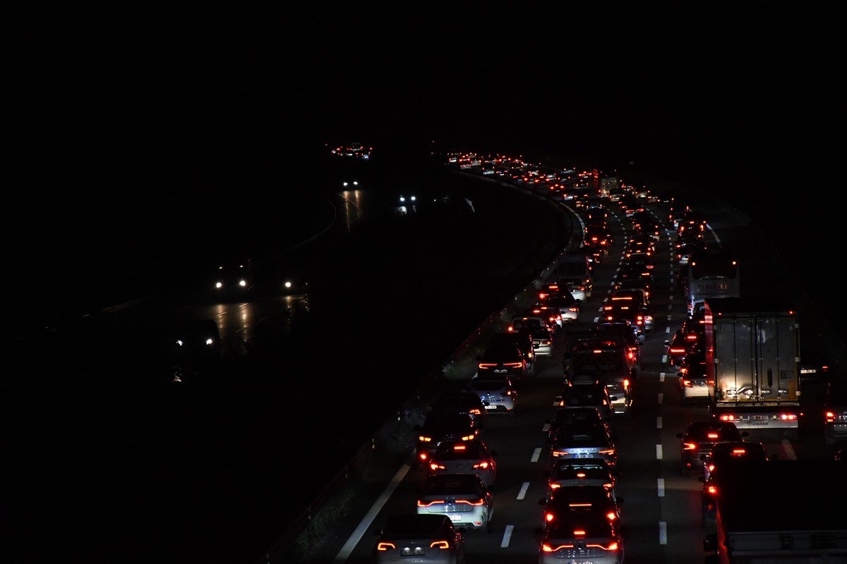 Kurban Bayramı tatilini memleketlerinde veya tatil bölgelerinde geçirenlerin dönüş yolculuğu devam...