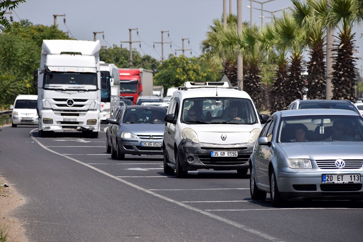 Kurban Bayramı tatilini sahil bölgelerinde geçirenler, bayramın son günü dönüş yolunda Manisa'da...