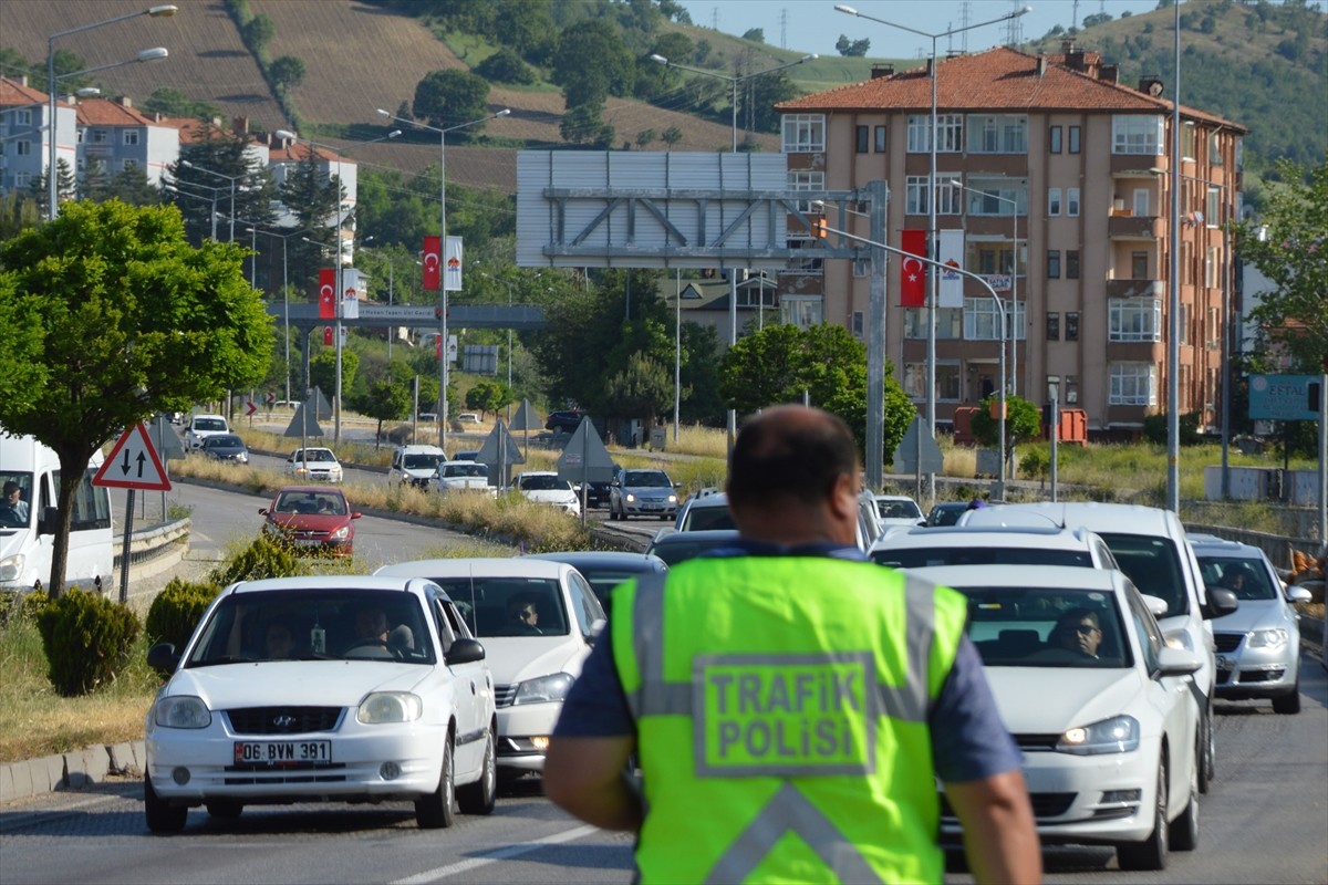 Kurban Bayramı tatilinin başlaması ile Samsun-Ankara kara yolunun Havza geçişinde yoğunluk...