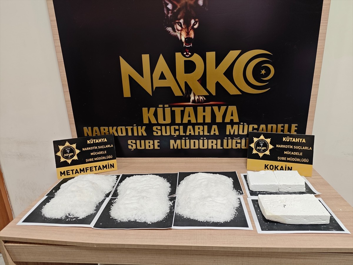 Kütahya'da düzenlenen uyuşturucu operasyonunda gözaltına alınan 3 zanlı tutuklandı. Çevre yolunda...