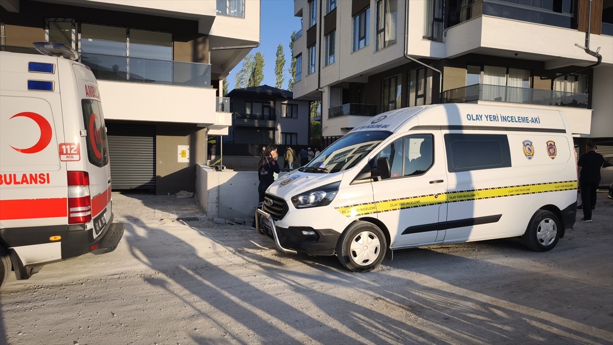 Kütahya'da, inşaat halindeki bir binanın asansör boşluğuna düşen işçi yaşamını yitirdi.