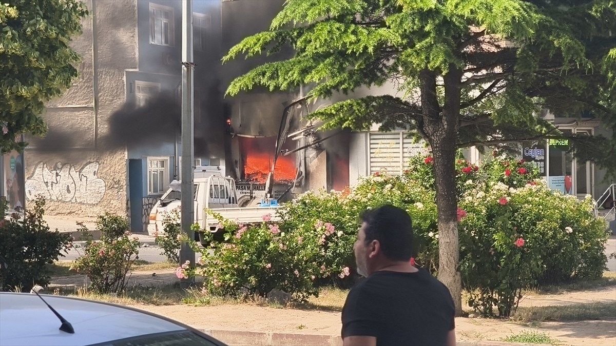 Kütahya'da tüp satışı yapılan bir iş yerinde meydana gelen patlamada yaralanan 3'ü ağır 8 kişi...