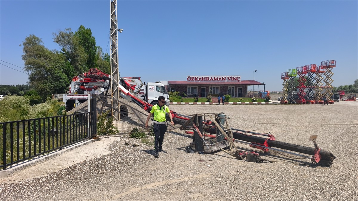 Kütahya'nın merkeze bağlı Parmakören Mahallesi'nde, devrilen vinçten düşen 2 kişi yaralandı. Olay...