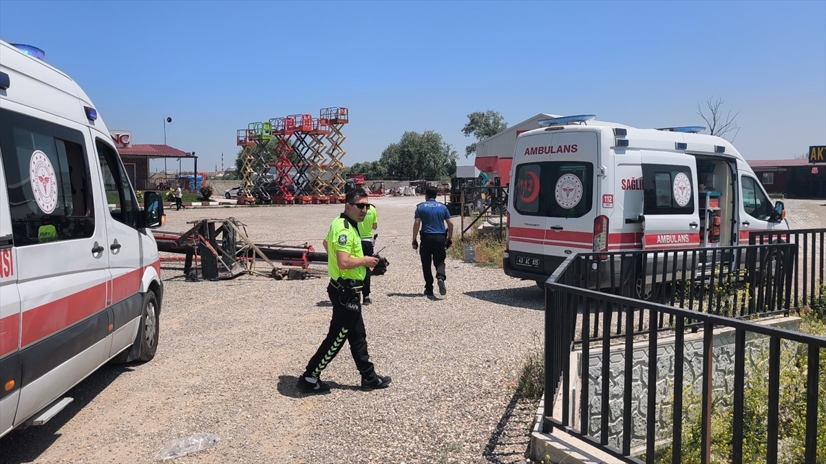 Kütahya'nın merkeze bağlı Parmakören Mahallesi'nde, devrilen vinçten düşen 2 kişi yaralandı. Olay...