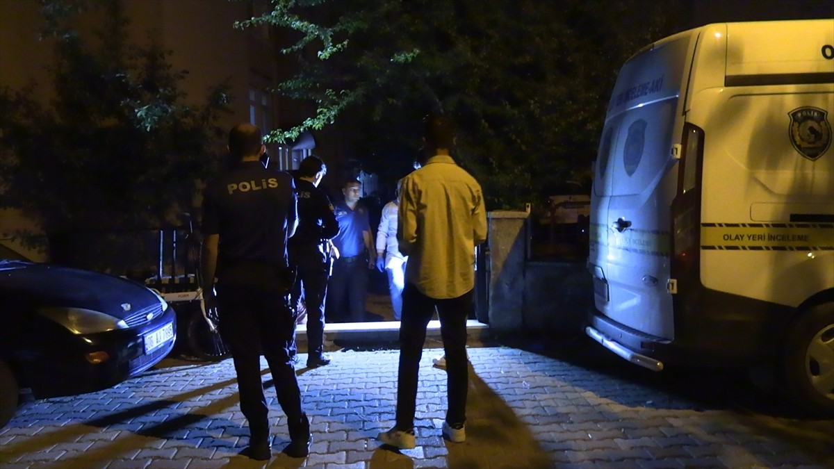 Kütahya'nın Tavşanlı ilçesinde 19 yaşındaki genç kız, kardeşinin oynadığı tabancanın ateş alması...