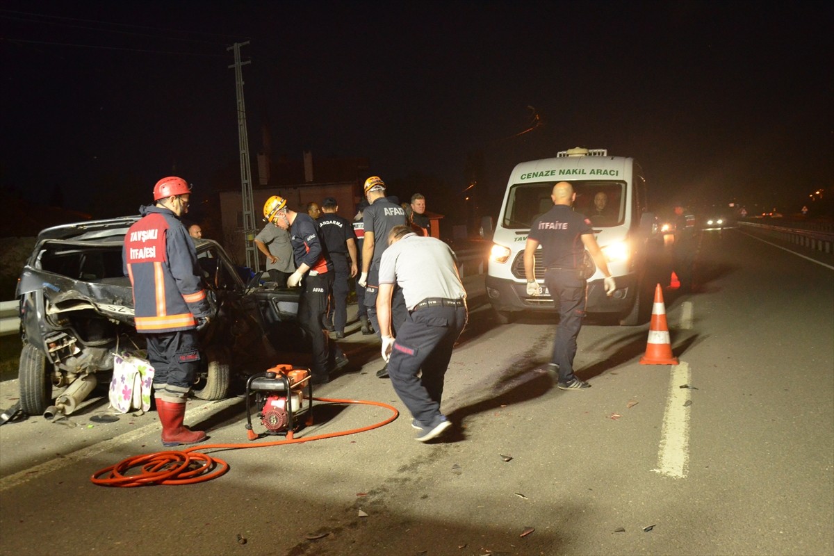 Kütahya'nın Tavşanlı ilçesinde minibüs ile otomobilin çarpışması sonucu 1 kişi öldü, biri ağır 3...